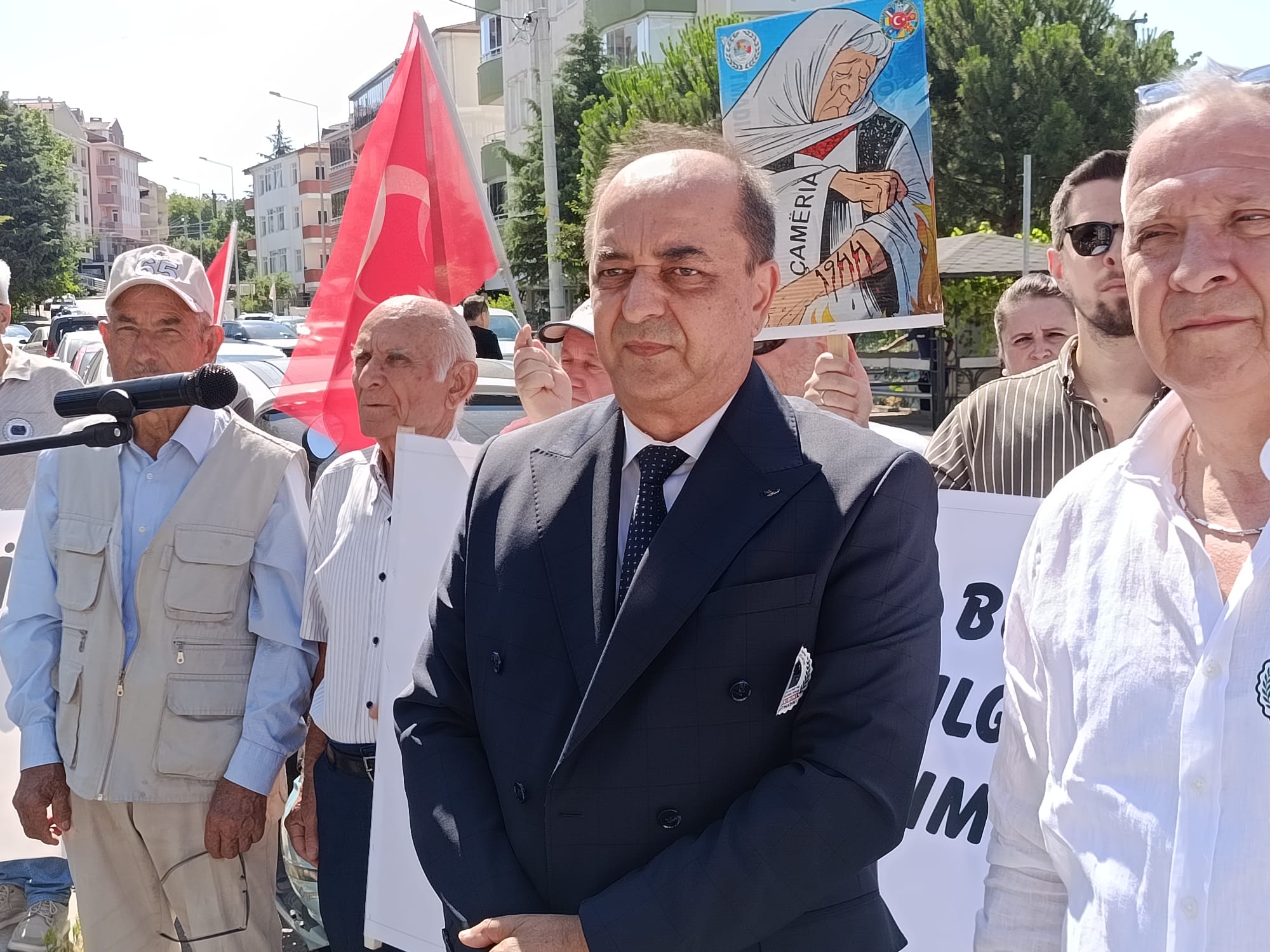 Yunanistan'ın kuzeybatısında binlerce Müslüman Arnavut'un öldürüldüğü Çamerya Katliamı'nın 82'nci yıl dönümünde Edirne'de bir araya gelen sivil toplum kuruluşları, Yunanistan Konsolosluğu önüne siyah çelenk bırakarak tepki gösterdi.